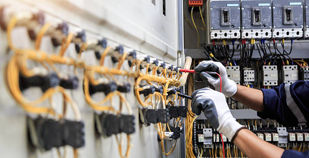 Professional Electrician technician working in Farmland, IN